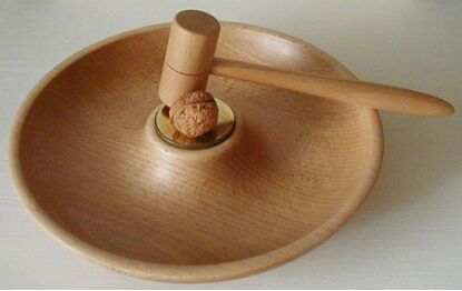 100500 Schale Buchenholz mit Messingplatte und Hammer